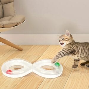 Image d'un circuit de jeu en forme d'infini pour chat, avec un chat tigré jouant et un cri joyeux. Deux balles colorées (une rouge et une verte) sont visibles dans le circuit.